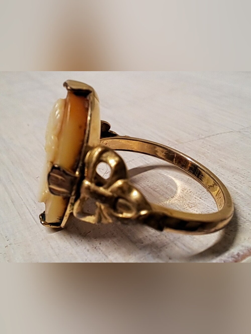 Vintage Cameo Ring in Carved Shell and Amber Stone - Picture 4 of 6